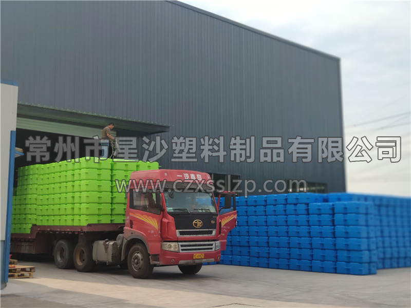 常州市星沙塑料制品有限公司-熒光綠淺藍色浮筒發(fā)往湖北6