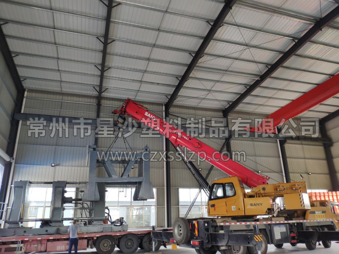 工作人員合作無(wú)間，正在進(jìn)行吹塑機(jī)卸車(chē)工作。